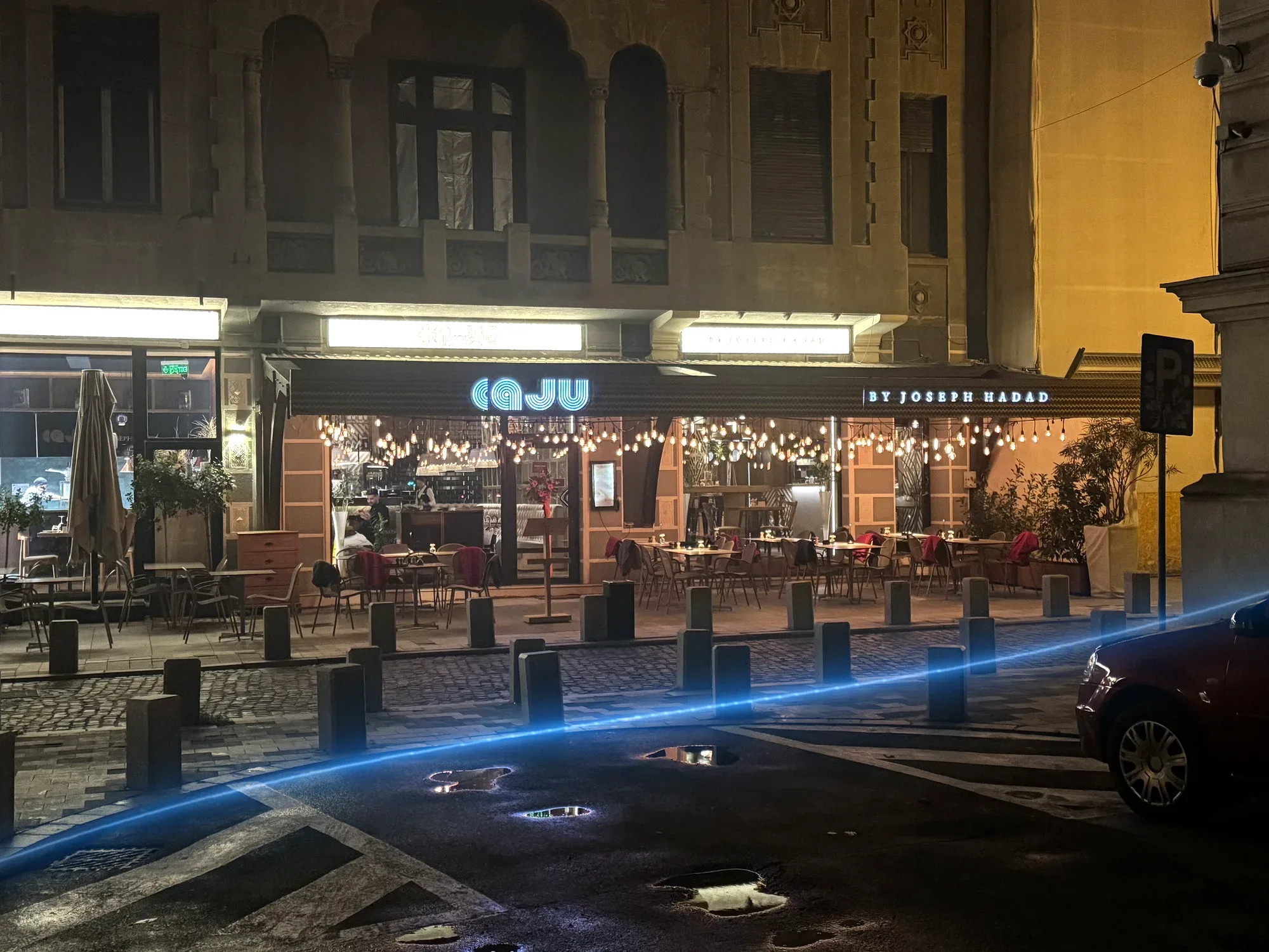 Romanya Athenaeum'unun arkasında Joseph Hadad'ın Caju'su