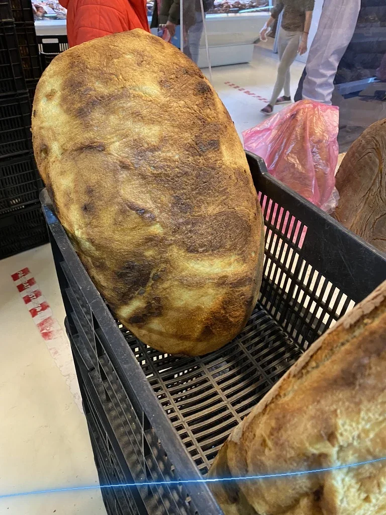 Bükreş’te bir pazarda büyük bir ekmek