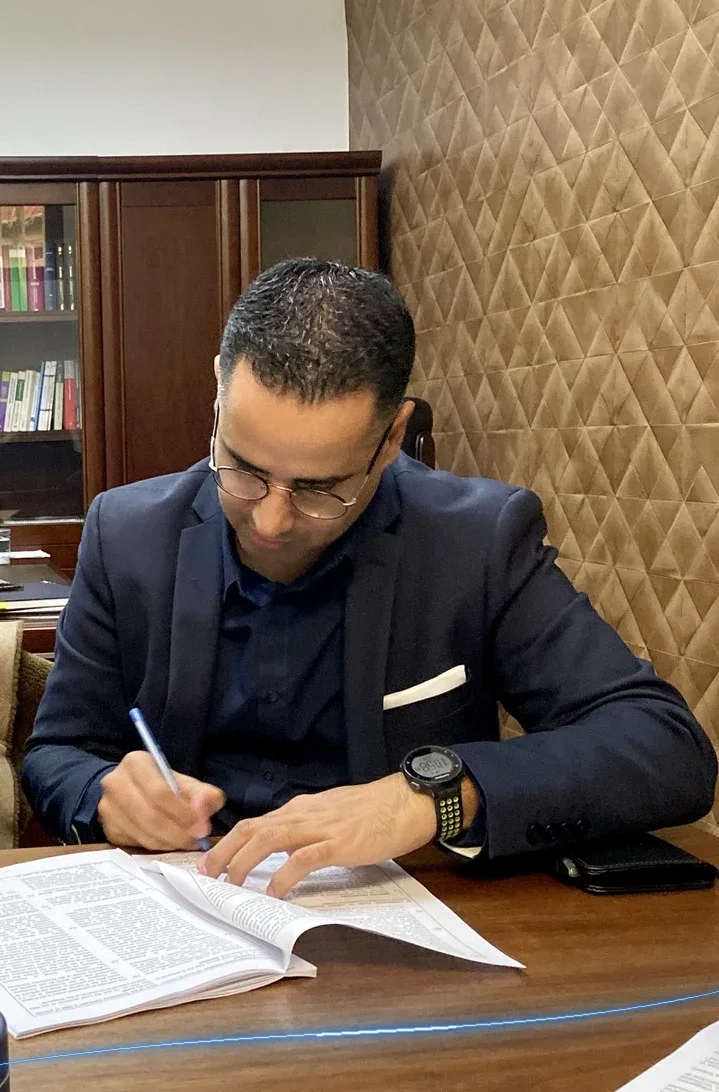 Moti Azulay bir noter ofisinde belgeleri imzalarken