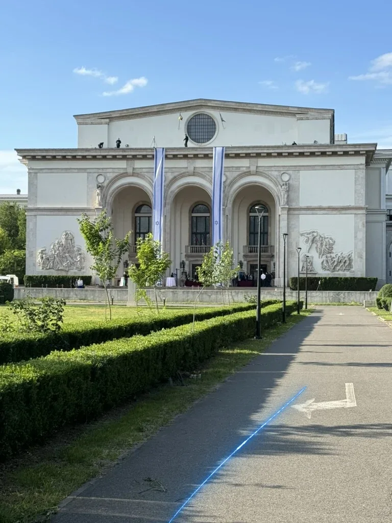 Bükreş'teki Ulusal Opera binasının cephesinde İsrail bayrakları