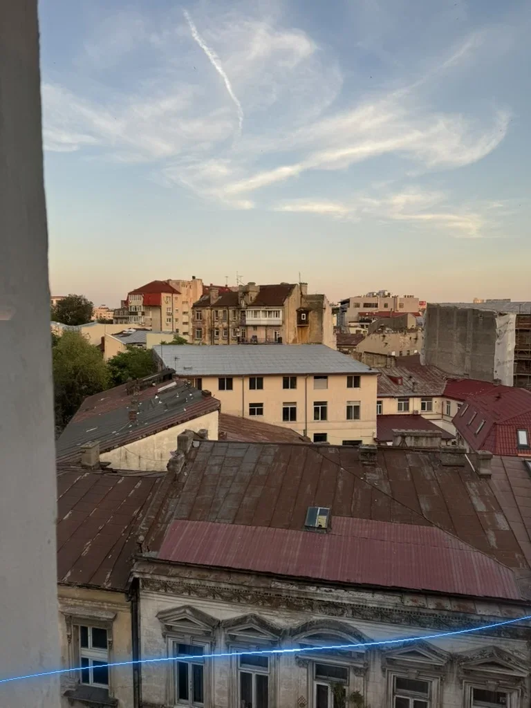 Alacakaranlıkta Bükreş merkezindeki eski binaların çatıları