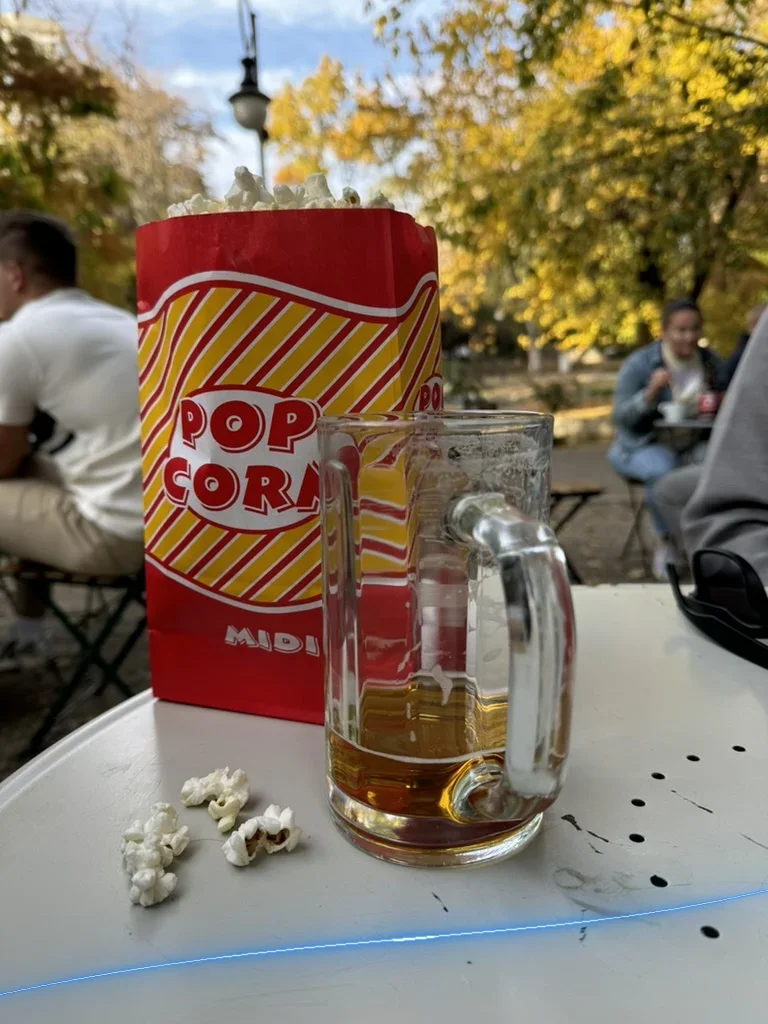Sonbaharda bir park kafesinde patlamış mısır ve bira