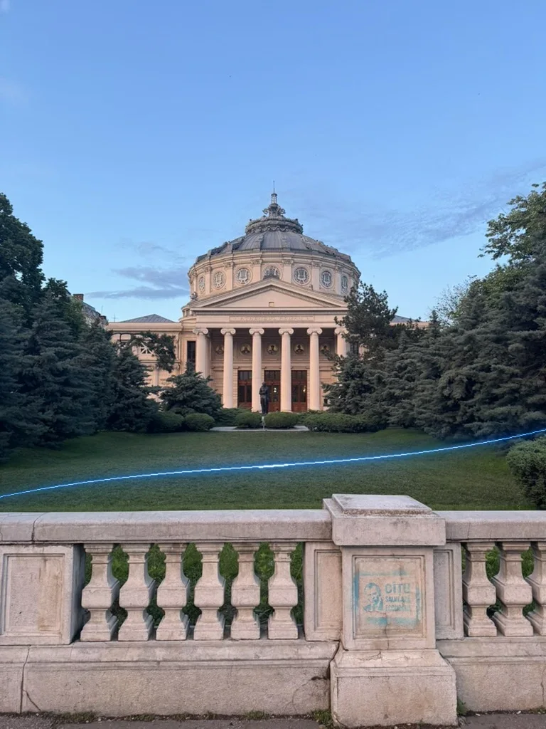 Bahçesinden görünen Romanya Athenaeum'u